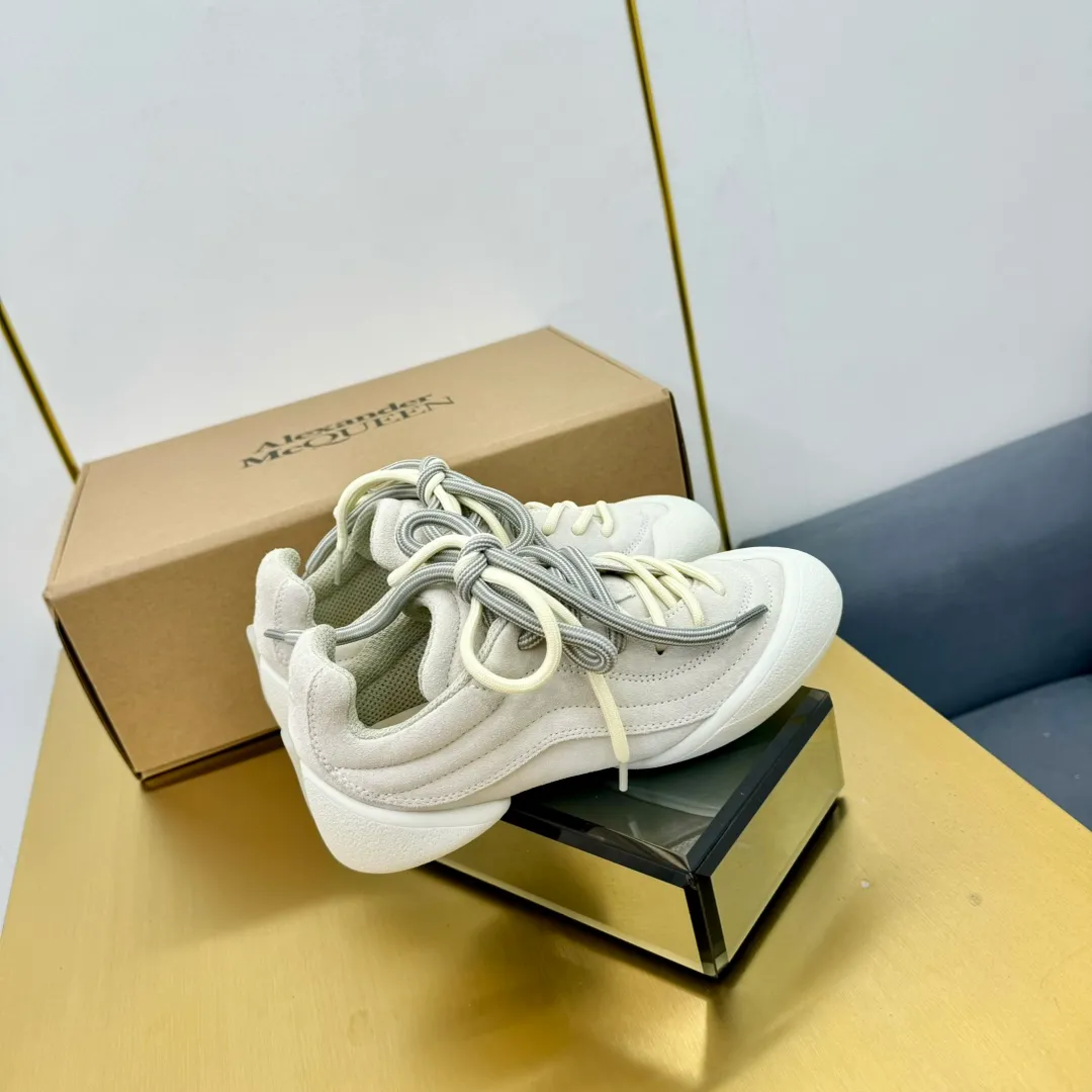 👟👟Ex-factory price 600👟👟 Men's size +10 The latest popular couple model ALEXANDER MCQUEEN/Alexander McQueen 24ss The latest autumn and winter Flexion series retro casual sneakers Original purchase development and production This Flexion Off white tone grain leather low-top sneakers use different sizes of laces and are matched with lightweight segmented soles inspired by anatomy. The reverse skull pattern is embossed on the heel. Fabric: Original customized imported first-layer cowhide. Lining: Customized imported breathable mesh lining. Sole: Original open-molded non-slip TPU material. Size: #women's model 35-40 #men's model 39-45 (custom-made for 45, non-refundable)